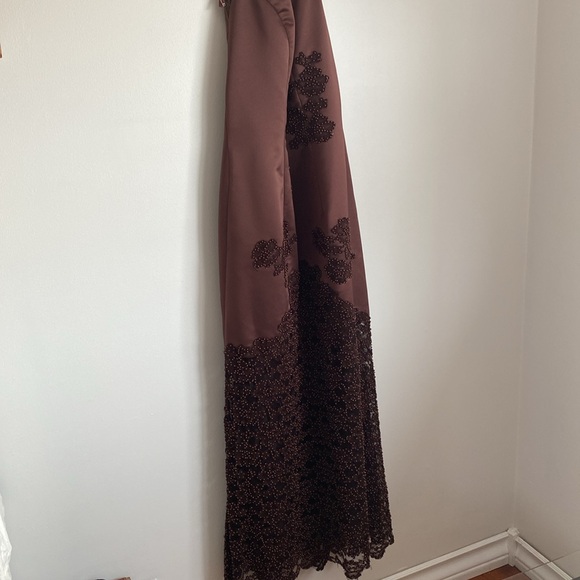 Rich brown halter style gorgeous long gown size 6/8 beautiful appliqué beading. - Picture 11 of 16